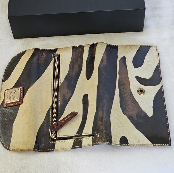 EUC Dooney & Bourke wallet With checkbook Cover - Picture 5 of 9